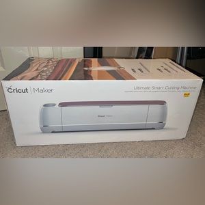 Cricut Maker Bundle (including tools and 2 rolls of vinyl)